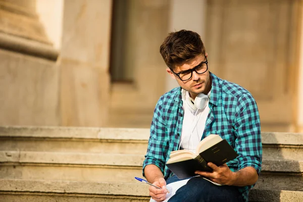 Junger Student Mit Brille Der Auf Der Treppe Der Schule — Stockfoto