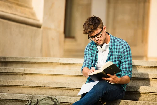 Joven Estudiante Con Gafas Pie Las Escaleras Escuela Universidad Mirando — Foto de Stock