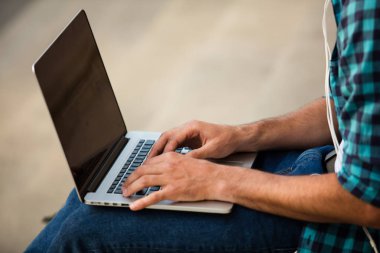 çalışma, laptop, university of merdivenlerde bir araştırma yapma bir öğrencinin ellerinde kadar clouse