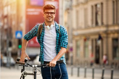 sonra onun bisiklet ile okuldan sonra bir yan sokakta yürüme gözlüklü genç öğrenci gülümseyen, sınıflar bitirmek mutlu