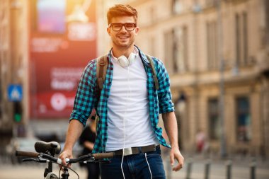 sonra onun bisiklet ile okuldan sonra bir yan sokakta yürüme gözlüklü genç öğrenci gülümseyen, sınıflar bitirmek mutlu