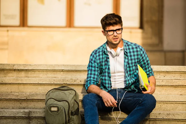 Joven Estudiante Con Gafas Sentado Escaleras Escuela Universidad Esperando Sus — Foto de Stock