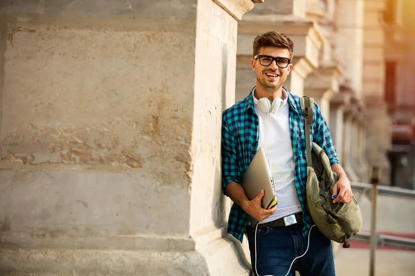 Joven Estudiante Con Gafas Mochila Apoyado Con Portátil Manos Colmn — Foto de Stock