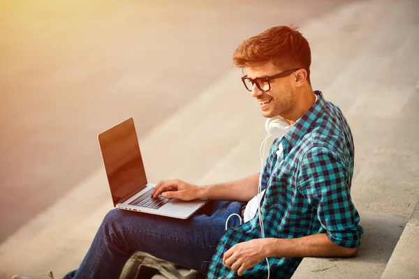 Felice Giovane Studente Con Gli Occhiali Piedi Sulle Scale Della — Foto Stock