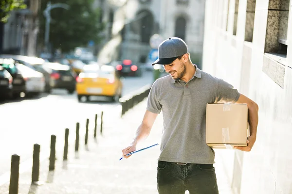 Seu Transporte Está Aqui Homem Entrega Feliz Camisa Cinza Com — Fotografia de Stock