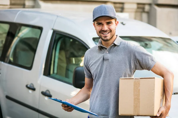 Din Frakt Här Leverans Mannen Grå Tröja Med Cap Stående — Stockfoto