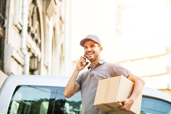 Din Frakt Här Leverans Mannen Grå Tröja Med Cap Stående — Stockfoto