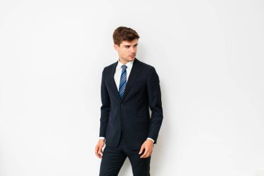 poz ve yan, beyaz arka plan üzerinde duran isteyen zarif yakışıklı erkek takım elbise,