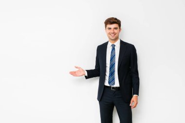 güven bir arka plan yanında işaret takım elbiseli şık yakışıklı