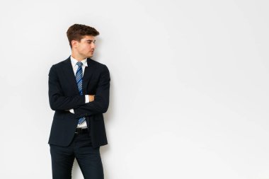 emin zarif adam ayakta beyaz bir duvar karşı tarafa bakan takım, office adam,