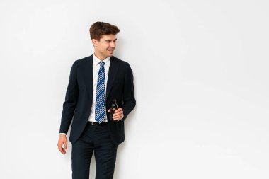 işten sonra bira olan ya da beyaz arka plan üzerinde bazı başarı kutluyor elbiseli şık adam