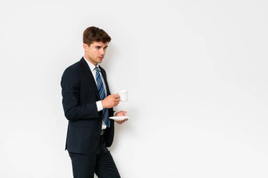 Beyaz arka plan ve tarafına, arıyorum bir kahve içme şık erkek takım, office işadamı, zor bir gece sonra kurtarma ya da yeni bir gün başlıyor