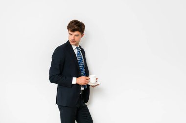 Beyaz arka plan ve tarafına, arıyorum bir kahve içme şık erkek takım, office işadamı, zor bir gece sonra kurtarma ya da yeni bir gün başlıyor