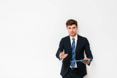 zarif işadamı bir sözleşme kapanış kamera için Pano veren