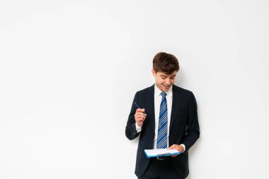 ne zaman bir fikrim var. bir pano elinde tutan zarif adam beyaz arka plan üzerinde duran ve bir parlak fikir ile gelen takım