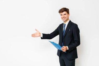 bir anlaşma. Yakışıklı şık erkek takım elbise, işadamı veya satıcı, sözleşme elinde bir iş sonuçlandırmak için elini uzatır