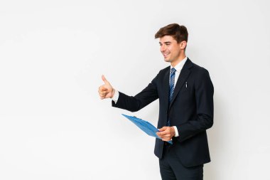 bir anlaşma. Yakışıklı şık erkek takım elbise, işadamı veya satıcı, sözleşme elinde bir iş sonuçlandırmak için elini uzatır