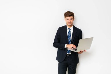 zarif işadamı ya da dizüstü bilgisayar ile beyaz arka plan üzerinde duran satıcısı,