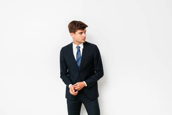 Elegante Knappe Man Pak Poseren Kijken Naar Kant Staande Witte — Stockfoto