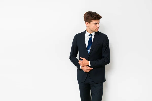 Elegante Bonito Homem Terno Posando Olhando Para Lado Sobre Fundo — Fotografia de Stock