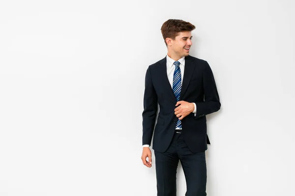 Eleganta Stilig Man Kostym Poserar Och Ser Att Sida Stående — Stockfoto