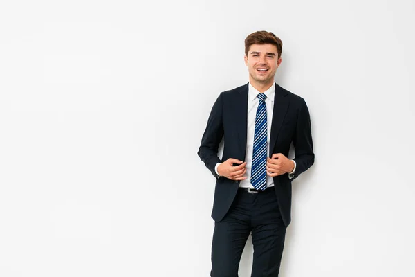 Sorrindo Homem Confiante Bonito Olhando Para Câmera Com Alegria Terno — Fotografia de Stock