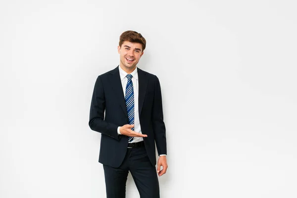 Homem Elegante Bonito Terno Apontando Com Confiança Lado Fundo — Fotografia de Stock