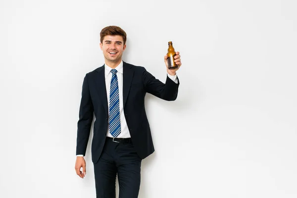 Κομψό Άνθρωπος Στο Κοστούμι Έχοντας Μια Μπύρα Μετά Δουλειά Τον — Φωτογραφία Αρχείου