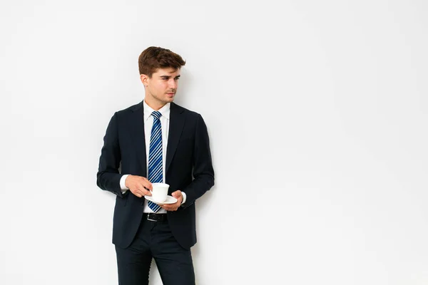 Eleganter Mann Anzug Bürokaufmann Trinkt Einen Kaffee Auf Weißem Hintergrund — Stockfoto