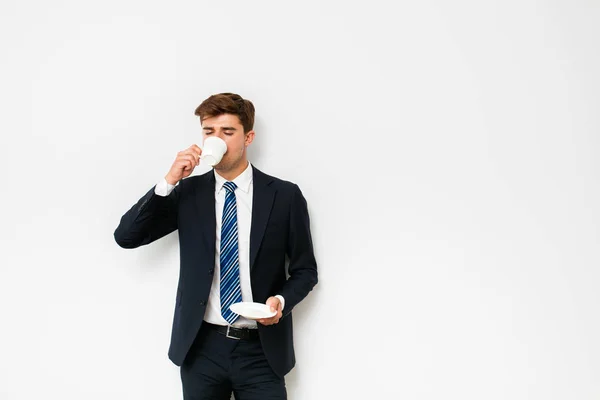 Κομψό Άνθρωπος Στο Κοστούμι Γραφείο Επιχειρηματίας Πίνοντας Ένα Καφέ Στο — Φωτογραφία Αρχείου