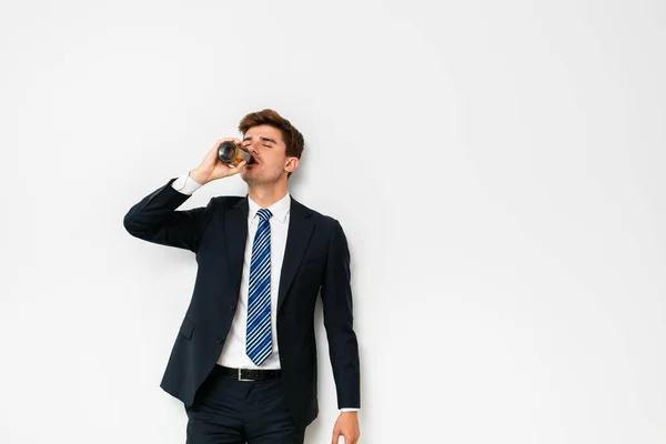 Elegante Hombre Traje Tomando Una Cerveza Después Del Trabajo Celebrando — Foto de Stock