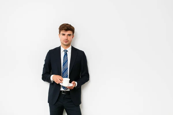 Elegante Hombre Traje Hombre Negocios Oficina Bebiendo Café Sobre Fondo —  Fotos de Stock