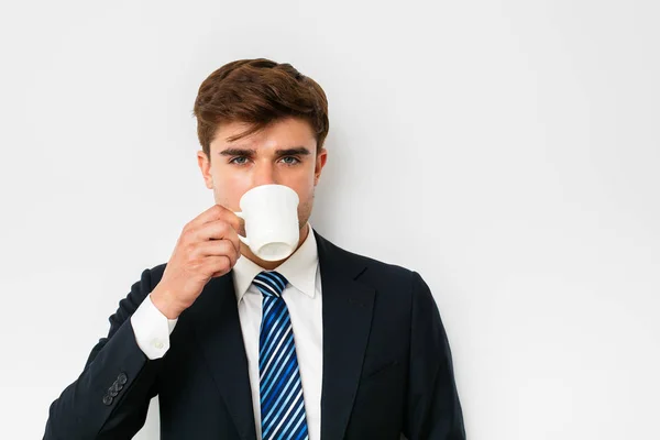 スーツ オフィスの実業家 白い背景の上にコーヒーを飲んで 堅い夜後の回復または新しい一日を始めるためのエレガントな男 — ストック写真