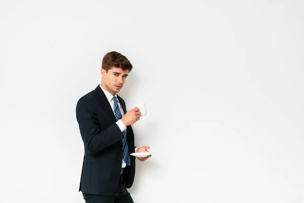 优雅的男子西装 办公室商人 喝咖啡的白色背景 恢复后 一个艰难的夜晚或开始新的一天 — 图库照片