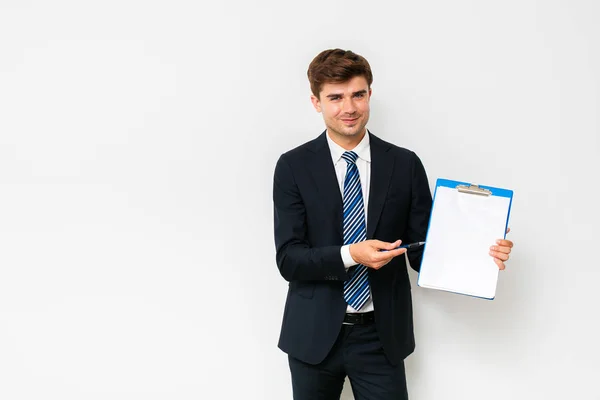 Selbstbewusster Geschäftsmann Anzug Zeigt Sein Klemmbrett Die Kamera Und Lächelt — Stockfoto