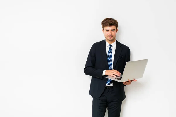 Eleganter Geschäftsmann Oder Verkäufer Stehend Auf Weißem Hintergrund Mit Laptop — Stockfoto