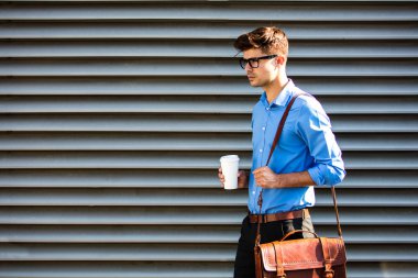 deri çanta ve bir kahve ile çalışacak gözlüklü adam Office dışında bir yerde