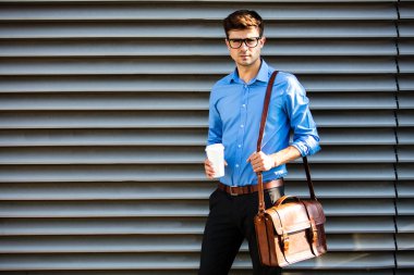 Office adam gözlüklü deri çanta ve kahve bir yere dışarıda, kameraya, işe yarayacak