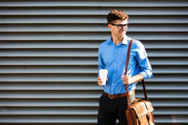 Office adam gözlüklü deri çanta ve kahve bir yere dışarıda, tarafına, işe yarayacak