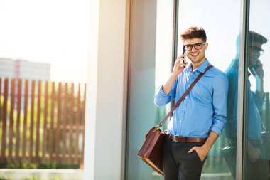 yakışıklı office adamın yanına bir ofis binası, işe yaramaz, Genç antrepreneur