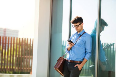 yakışıklı office adamın yanına bir ofis binası, işe yaramaz, Genç antrepreneur