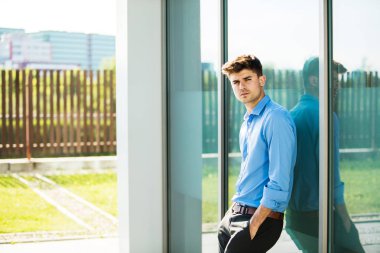 yakışıklı office adamın yanına bir ofis binası, işe yaramaz, Genç antrepreneur