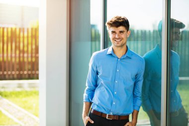 yakışıklı office adamın yanına bir ofis binası, işe yaramaz, Genç antrepreneur