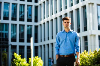 başarılı antrepreneur mavi gömlek kendine güvenen bir ofis bina önünde duran