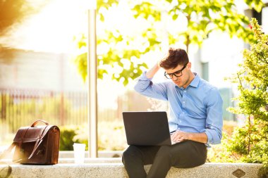 karışık office adam, çalışma dış laptop ve sorunları