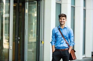 kendinden emin ve başarılı antrepreneur, office adam veya deri çanta ve zarif kıyafeti bir ofis binası önünde duran kurumsal adam