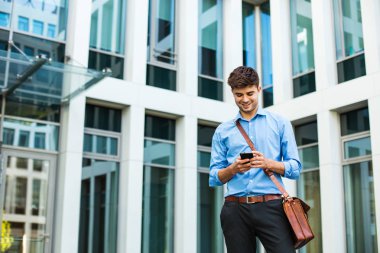 kendinden emin ve başarılı antrepreneur, office adam veya deri çanta ve zarif kıyafeti bina ve cep telefonu konuşurken bir ofis önünde duran kurumsal adam