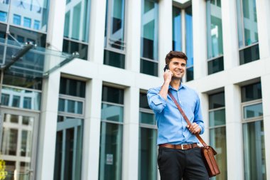 kendinden emin ve başarılı antrepreneur, office adam veya deri çanta ve zarif kıyafeti bina ve cep telefonu konuşurken bir ofis önünde duran kurumsal adam