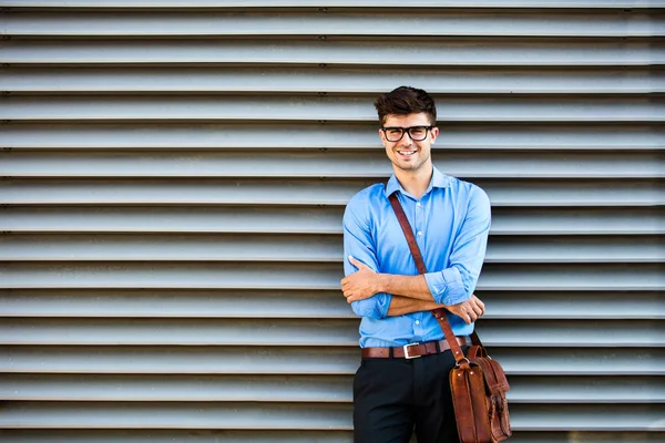 Jeune Homme Bureau Attendant Contre Mur Quelque Chose Quelqu Tenue — Photo