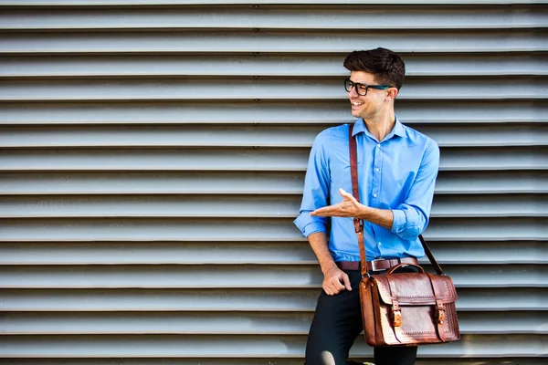 Bell Uomo Ufficio Con Occhiali Borsa Pelle Piedi Contro Muro — Foto Stock